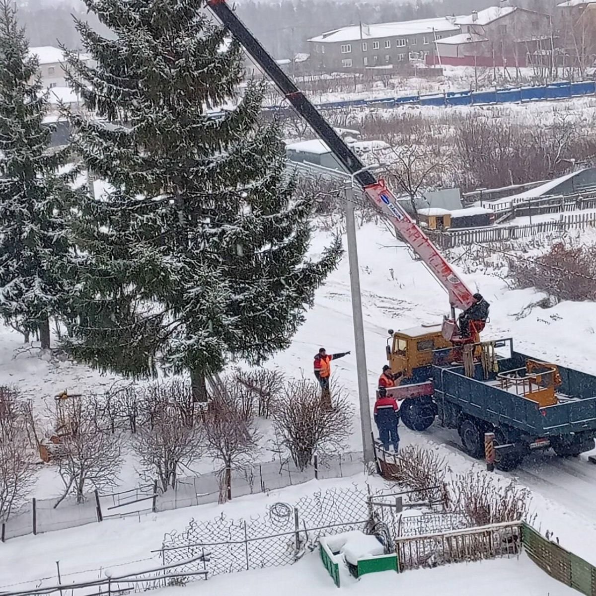 Праздничный скандал в Гороховце: срубили ель, которая радовала жителей города на протяжении 30 лет    В городе Гороховец местные жители возмущены срубкой своей любимой ёлки у досугового центра «Радуга», которая росла там более тридцати лет. Депутат Госдумы Алексей Говырин сообщил о ситуации и направил запрос в администрацию, чтобы выяснить, действительно ли это решение было обоснованным.  ↗  Прислать новость   Подписаться