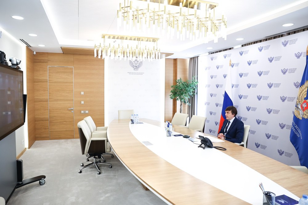 Сергей Кравцов обсудил с членами ВЭПС оценку поведения и единое поурочное планирование Министр просвещения Российской Федерации Сергей Кравцов 25 июня принял участие в заседании Всероссийского экспертного педагогического совета ВЭПС . Вместе с членами совета он обсудил пилотное введение оценки поведения в ряде регионов, а также установление единого расписания уроков и поурочного планирования.