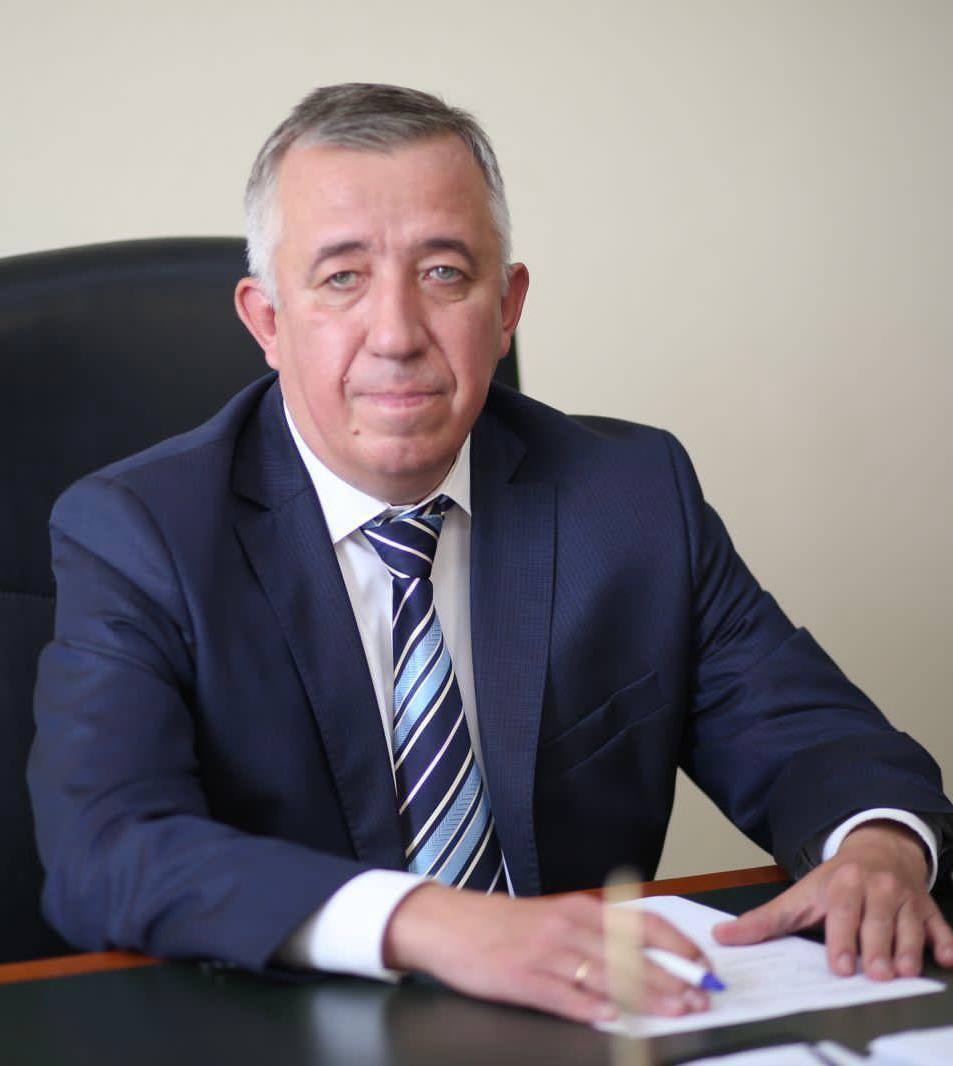 Экс министр здравоохранения Хабаровского края задержан в Москве Юрий Бойченко стал фигурантом уголовного дела о присвоении или растрате госимущества в особо крупном размере Его считают причастным к хищению более 120 млн рублей Бойченко возглавлял краевой Минздрав с 2020 до 2024 года В правительстве региона он работал вместе с задержанным в прошлом году зампредом по соцвопросам Евгением Никоновым Весной этого года Бойченко привлекли к ответственности за нарушения при заключении контрактов на услуги санавиации в рамках нацпроекта Здравоохранение перевозчики не выполняли условия договора но Минздрав продолжал оплачивать их услуги Тогда Бойченко оштрафовали на 21 млн рублей Правительство Хабаровского края бывший министр покинул сам он уволился по семейным обстоятельствам а после этого переехал в Москву