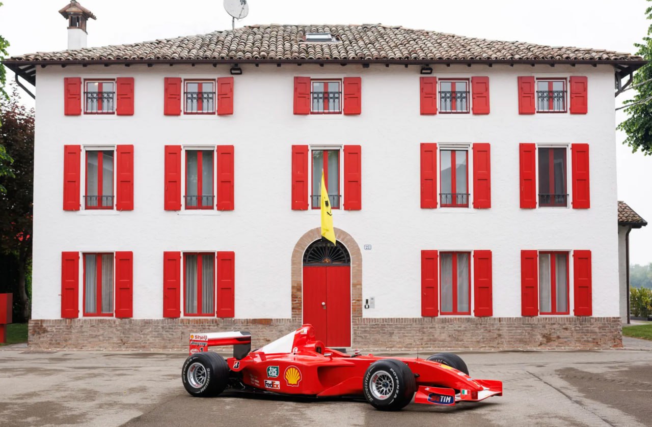 Ferrari Шумахера установила новый рекорд на аукционе Ferrari F2001 легендарного Михаэля Шумахера была продана за впечатляющие $18 млн, став самым дорогим болидом гонщика. Эта модель, на которой Шумахер одержал две важные победы в гонках «Формулы 1» в 2001 году, вошла в историю как машина, принесшая уникальный успех. ———————————————— - Канал про тренды из мира IT, технологий, нейросетей и бизнеса.