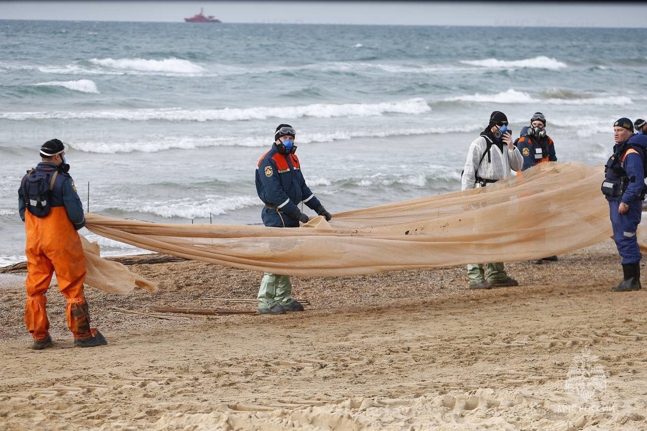 Заполярные ученые предложили очистить Черное море с помощью водорослей и бактерий  Агентство стратегических инициатив направило в федеральный оперштаб по ликвидации последствий разлива мазута в Черном море 12 проектов по мониторингу, очистке воздуха и воды, а также по восстановлению экосистемы.   Среди предложений есть проект Мурманского морского биологического института РАН. Он называется «Биофильтры – плантации фукусовых водорослей». Так, после разлива нефтепродуктов водоросли блокируют масляное пятно, не давая ему распространяться, и с помощью бактерий начинают перерабатывать загрязнение.