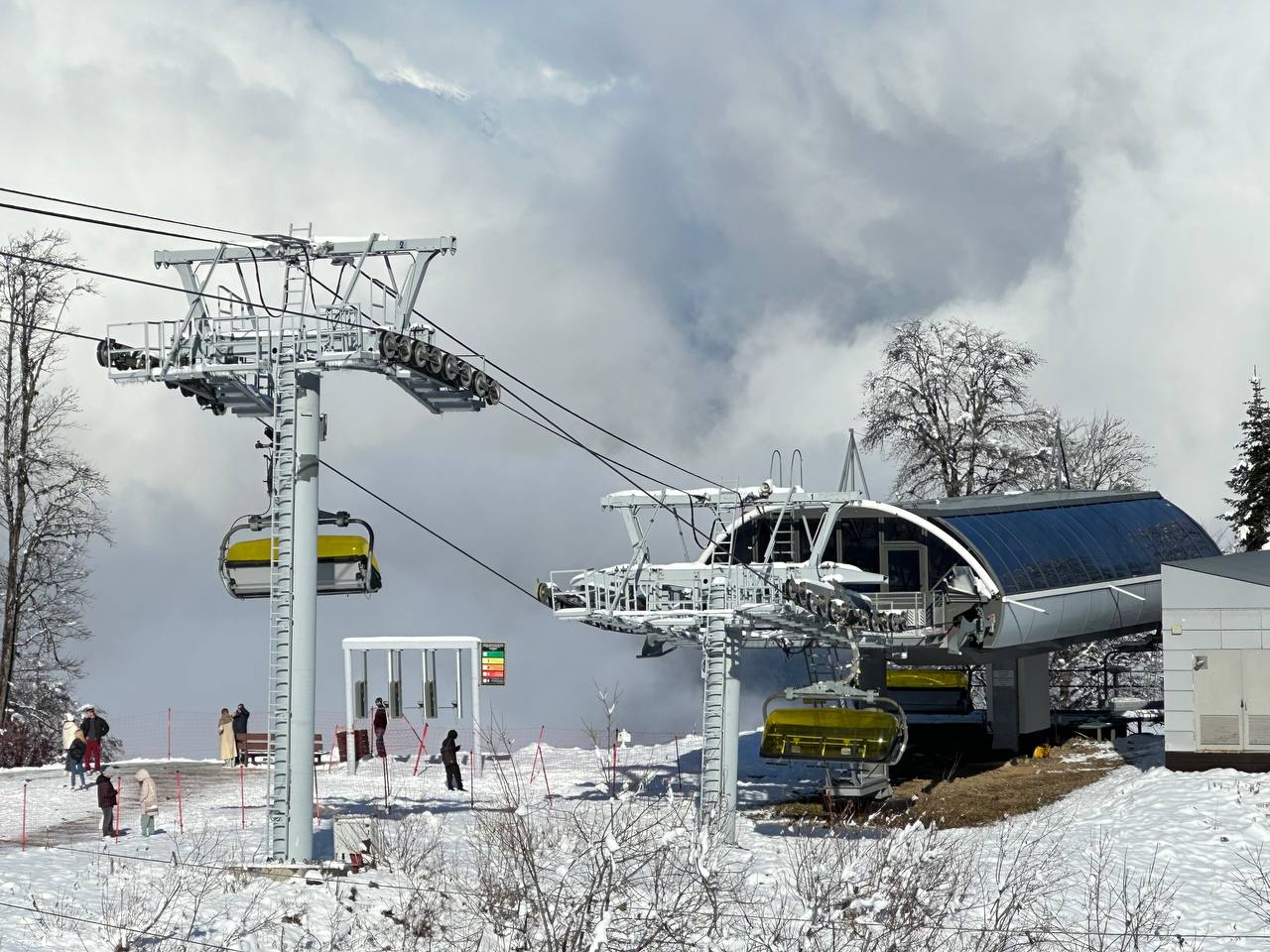 Власти Сочи прогнозируют сохранение туристического потока на уровне 2024 года 8 млн человек в 2025 году сообщил мэр Андрей Прошунин на пресс конференции ТАСС На новогодние праздники город посетят 480 тысяч человек из них 200 тысяч в горном кластере Подготовлено 600 объектов гостеприимства и 164 км горнолыжных трасс Кубанские Новости Мы в MAX