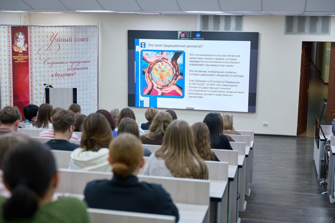 Лектории Знания начинают новый сезон Общество Знание по всей стране развивает сеть просветительских площадок В 2025 году к инициативе присоединилось более 500 различных организаций Они получают организационную поддержку Знания и доступ к методическим материалам К сотрудничеству приглашаются организации и учреждения Херсонской области готовые стать центрами просвещения Пройдите регистрацию forms znanierussia ru forms 6084 и откройте свой Лекторий Знания