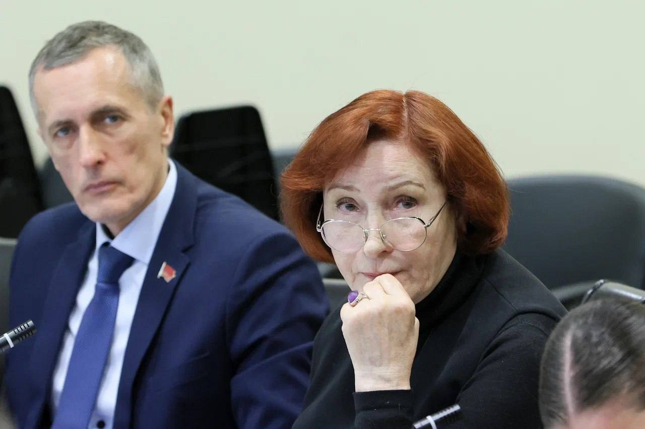 Вера Оськина Дополнительные средства направлены в ключевые сферы отрасль образования и культуры Объём финансирования госпрограммы Развитие образования в крае на три года увеличен на 24 3 млрд рублей а госпрограммы Развитие культуры на 498 4 млн рублей Подробнее об этом рассказала председатель комитета по образованию и культуре региональный координатор партийного проекта Культура малой Родины Вера Оськина Дополнительные средства направлены в ключевые сферы отрасль образования и культуры Они пойдут на строительство и капремонт образовательных учреждений оснащение их материально технической базы обеспечение школьников бесплатным горячим питанием Сохраняется выплата за классное руководство финансирование программы Земский учитель эти меры помогают решать кадровые вопросы в отрасли Поддержку получат театры в малых городах Напомню все эти задачи ставили перед собой депутаты Единой России в народной программе 2021 года и на сегодняшний день каждое направление обеспечено финансированием На протяжении пяти лет в регионе проделана большая работа За это время по народной программе партии в регионе было построено отремонтировано благоустроено более 2 600 объектов Единая Россия на Енисее ВК ОК МАХ