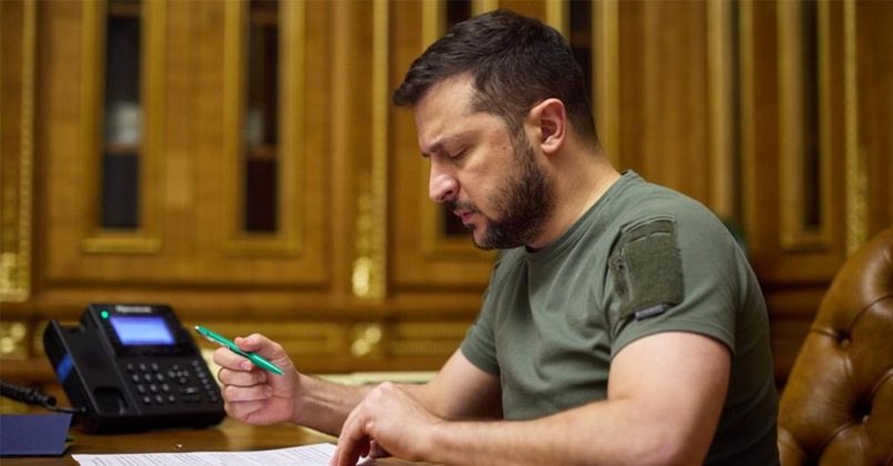 Владимир Зеленский подписал указ о введении санкций в отношении ряда физических и юридических лиц. В список попали, в частности, эстонские предприниматели Хиллар и Рауно Тедер, а также Лаури Рейнберг. Согласно документу, ограничения введены в отношении лиц и компаний, предположительно ведущих деятельность на территориях, утраченных Киевом. В перечне фигурирует девелоперская компания Arricano Real Estate PLC, владеющая торговыми центрами в Киеве и других городах. Также в список включены бывший мажоритарный акционер компании Хиллар Тедер и его сын Рауно Тедер, занимающийся бизнесом в сфере недвижимости. Санкции затронули и Лаури Рейнберга — члена правления международной финансовой компании Admirals Group. Украинские власти не уточняют, какие конкретно действия стали основанием для внесения в санкционный список.