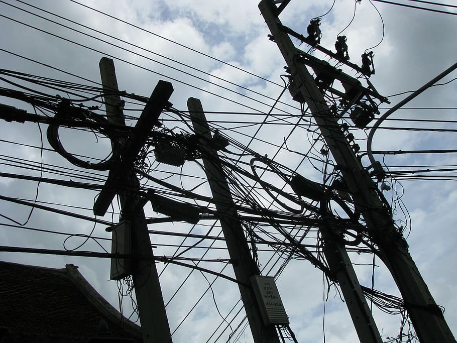 Более 40 тыс абонентов остаются без света в Запорожской области после атак ВСУ Губернатор Запорожской области Евгений Балицкий сообщил о ходе работ по восстановлению электроснабжения в муниципалитетах где объекты критической инфраструктуры пострадали в результате ударов ВСУ По его словам ситуация остается сложной но находится под полным контролем региональных служб На оперативном совещании глава области отметил что энергетики работают в круглосуточном режиме Сейчас без электричества остаются 41 843 абонента жители Михайловского Васильевского Токмакского округов а также части Каменско Днепровского муниципалитета Применяются веерные отключения для восстановления работоспособности энергосистемы В ближайшие дни ситуация должна быть полностью стабилизирована к концу недели энергосистема должна быть приведена в нормальное состояние написал он в своем telegram канале Южная служба новостей