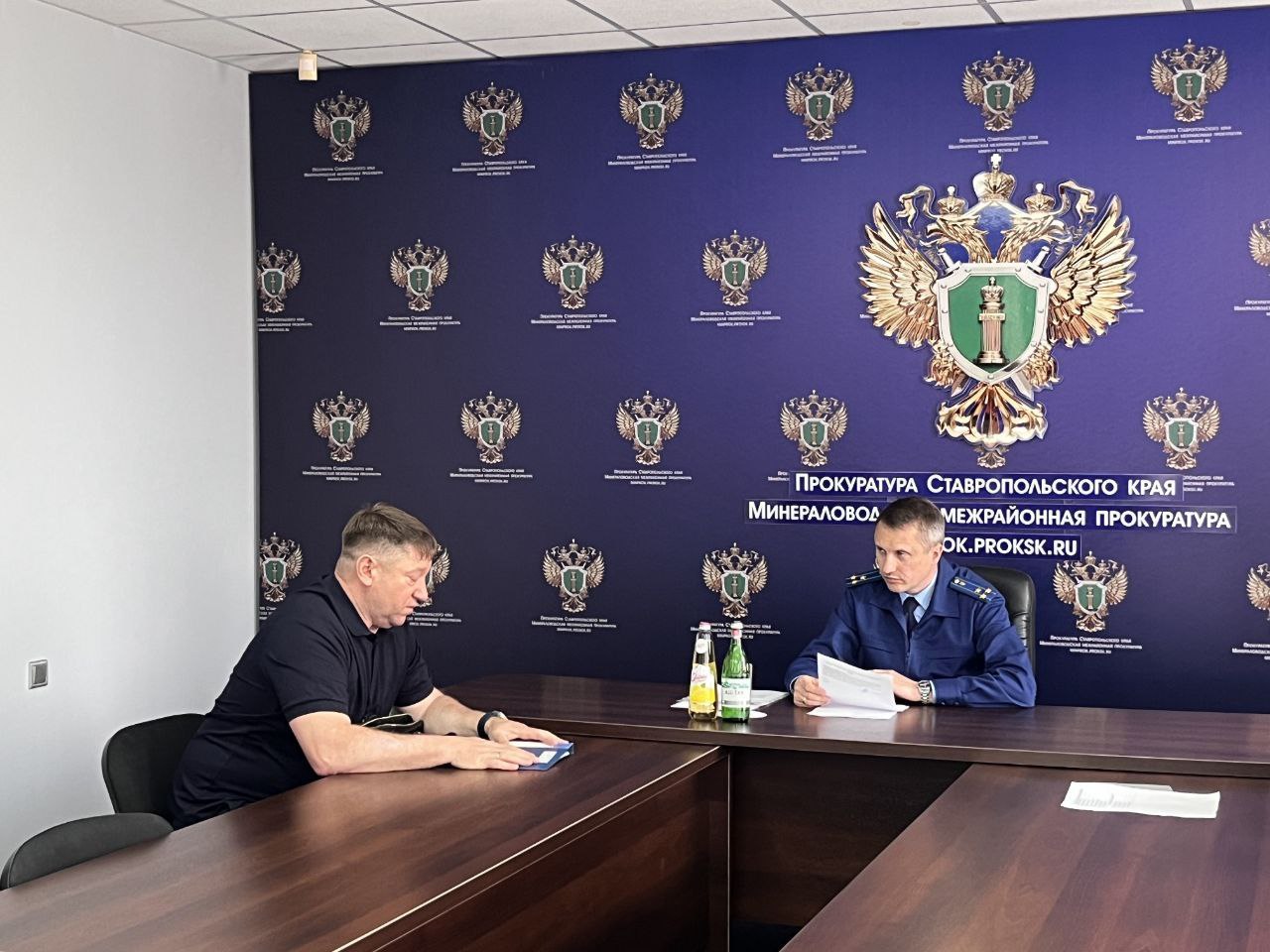 Работа по личному приему граждан находится на особом контроле в прокуратуре края   В целях соблюдения прав граждан на личный прием работниками прокуратуры региона на постоянной основе осуществляются выездные встречи с населением.   В объявленный Президентом Российской Федерации Год защитника Отечества особое внимание уделено участникам специальной военной операции и членам их семей.   Так, в апреле 2025 года заместители прокурора края приняли граждан в Арзгирском, Благодарненском, Грачевском, Левокумском, Минераловодском, Нефтекумском, Новоселицком и Труновском округах.   Встречи с гражданами проводились в том числе на базе общественных военно-патриотических организаций.   На приемах работники надзорного ведомства ответили на вопросы заявителей, разъяснили правовые способы защиты их прав и законных интересов.   По поступившим обращениям организованы проверки, результаты которых взяты на контроль.   В преддверии празднования 80-й годовщины Великой Победы представители прокуратуры края посетили ветеранов Великой Отечественной войны и узников нацистских концлагерей.   Работники региональной прокуратуры поздравили ветеранов с наступающим Праздником Великой Победы, поблагодарили их за неоценимый вклад в борьбу с фашистскими захватчиками, пожелали крепкого здоровья и благополучия, а также узнали об имеющихся проблемах и пожеланиях.
