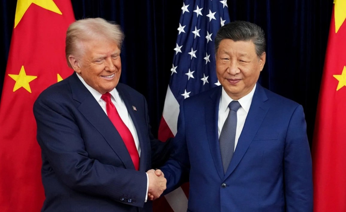 Председатель КНР Си Цзиньпин провел телефонный разговор с президентом США Дональдом Трампом сообщает Центральное телевидение Китая Главы государств в частности обсудили украинский кризис Си Цзиньпин подчеркнул поддержку всех усилий направленных на достижение мира Он также выразил надежду на то что стороны продолжат сглаживать свои разногласия а справедливое прочное и обязывающее мирное соглашение будет достигнуто как можно скорее чтобы решить коренную причину этого кризиса В конце октября Трамп сообщил что хочет привлечь Китай к урегулированию конфликта на Украине До этого он хотел обсудить с Си возможность повлиять на Россию с помощью нефти энергетики или чего то еще МИД Китая в ответ заявил что принуждение и давление не решат проблему Фото Andrew Harnik Getty Images РБК в Telegram и MAX