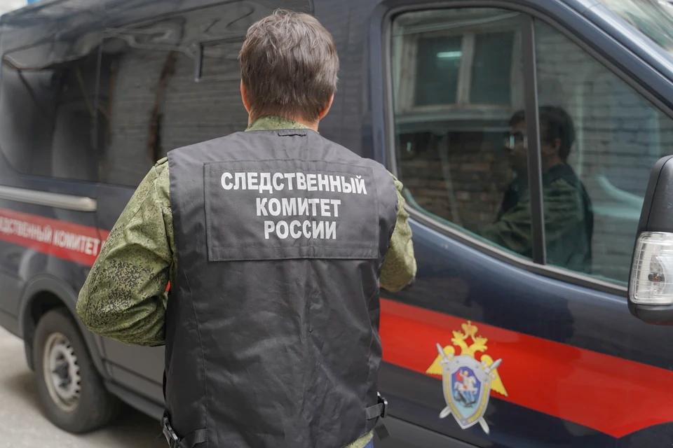 Спор из-за бытовой техники закончился убийством: в Луганске зять забил тестя до смерти Следственное управление Следственного комитета РФ по Луганской народной республике завершило расследование тяжкого преступления в Каменнобродском районе Луганска. В марте 2025 года было получено сообщение о смерти 64-летнего мужчины в его доме. Изначально явных признаков насильственной смерти не обнаружили, а родственники сообщили, что он злоупотреблял алкоголем и жил один. Однако следователи Ленинского следственного отдела с помощью криминалистической техники выявили следы борьбы. Экспертизы подтвердили насильственный характер смерти. Расследование показало, что родственники погибшего приехали за бытовой техникой, что спровоцировало конфликт. Зять нанёс мужчине множественные травмы, которые привели к смерти через несколько часов. Подозреваемый под тяжестью доказательств признался, раскрыв мотивы и детали преступления. Ему предъявлено обвинение по ч. 4 ст. 111 УК РФ умышленное причинение тяжкого вреда здоровью, повлёкшее смерть . Уголовное дело направлено в суд.