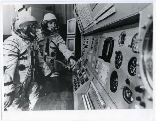 Космический корабль Союз 13 стартовал с космодрома Байконур 18 декабря 1973 года в составе командира майора Климука Петра Ильича и бортинженера Лебедева Валентина Витальевича Оба отправились в космос в первый раз Космический корабль Союз 13 вошёл в историю космонавтики как специализированная обсерватория Экипаж провёл астрофизические исследования спектрографирование в УФ диапазоне участков звёздного неба и многозональную фотосъёмку Земли За время полета корабль сделал 128 витков вокруг Земли Помимо съемки в особых режимах Солнца Земли звезд и космического пространства космонавты проводили медицинские эксперименты исследовали кровообращение головного мозга в спокойном состоянии и после физической нагрузки в условиях невесомости а также продолжили серию биологических экспериментов по выращиванию в космосе льна и хибинской пекинской капусты Впервые за всю историю наблюдений удалось получить ультрафиолетовую спектрограмму интереснейшего для астрономов объекта планетарной туманности Было открыто много новых слабых звезд а в окрестности неба вокруг Капеллы было выявлено гораздо больше горячих звезд чем было известно ранее На ФотоДня из коллекции Музея космонавтики Лебедев В В и Климук П И во время тренировки в ЦПК 1973 год