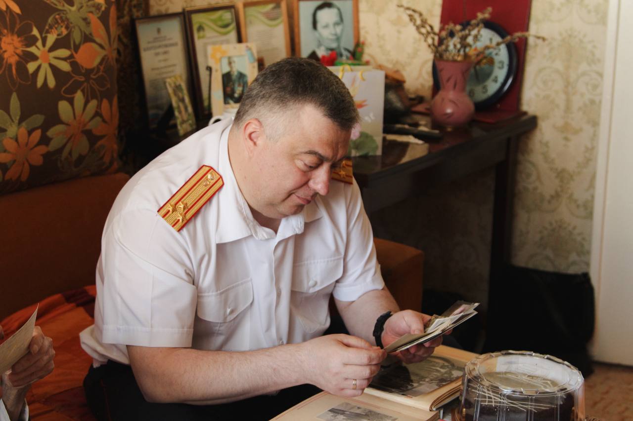 Глава челябинского управления СКР Колбасин ушел в отставку В августе руководитель управления ушел в отпуск из которого сразу вышел на пенсию сообщил источник ПиГ Полковник Алексей Колбасин возглавлял региональный главк Следкома чуть больше года с августа 2024 го сменив генерал лейтенанта Петра Решетникова Ему прочили генеральские погоны но крест на карьере поставила национализация холдинга Южуралзолото Генпрокуратура включила Колбасина в список соответчиков по иску к основателю ЮГК Константину Струкову Вместе с ним в список попали замруководителя Уральского управления Ростехнадзора Юрий Шувалов и бывший замглавы Уральского межрегионального управления Росприроднадзора Владислав Потапов В иске речь шла о сумме 3 9 млрд рублей Такой ущерб по мнению прокуроров нанесли компании бизнесмена окружающей среде У ответчиков арестовали активы но арест был снят Но продолжить службу Колбасин уже не смог