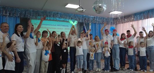 В Краснокаменске прошел муниципальный фестиваль Забайкальская семья 2025 Мероприятие приурочили к закрытию Года защитников Отечества и празднованию 80 летия Победы в Великой Отечественной войне Фестиваль ставший уже традиционным объединил десятки активных семей города С подробностями Максим Волков