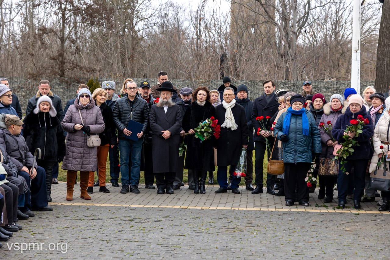 В Тирасполе почтили память жертв Холокоста   У столичного памятника невинно убиенным в годы фашисткой оккупации прошел митинг-реквием. В траурных мероприятиях принял участие депутат Верховного Совета ПМР, заместитель председателя Комитета по законодательству, защите прав и свобод граждан Григорий Дьяченко.   80 лет назад, 27 января 1945 года войска Красной армии освободили узников концентрационного лагеря Аушвиц-Биркенау  Освенцим , одной из крупнейших «фабрик смерти». Сегодня на его месте находится музей.   «Я был в Освенциме, видел горы очков, обуви, посуды и других личных вещей узников лагеря. Видел все, что осталось от тех, кого сожгли в камерах. Почему? Зачем? Что такое Холокост? Это отрицание толерантности, уважения друг к другу», – сказал заместитель председателя Комитета по законодательству, защите прав и свобод граждан Григорий Дьяченко.