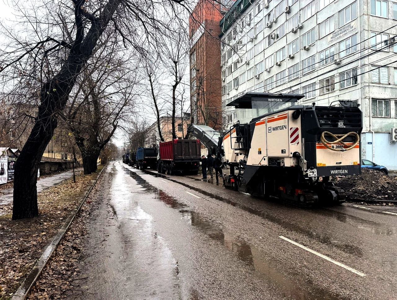 В Воронеже продолжается реконструкция улицы Свободы  Напомним, что дорожная связь была перекрыта для проведения ремонта в августе. В дальнейшем она станет частью дублера Московского проспекта.   Основные работы должны завершиться на улице Свободы к концу следующего года. После реконструкции магистраль станет трехполосной с освещением, остановочными павильонами и пешеходными дорожками. На данный момент поэтапно на объекте ведется замена и вынос коммуникаций. Подрядная организация сейчас сосредоточилась на участке от улицы Промышленной до улицы Революции 1905 года.  На выходных подрядчик приступил к удалению зеленых насаждений, которые попадают в зону переустройства инженерных сетей и сохранить которые не представлялось возможным.  Однако в дальнейшем после завершения основных работ – при наступлении благоприятных погодных условий – будет организовано компенсационное озеленение. Напомним, что сейчас масштабная высадка продолжается в Коминтерновском районе, в том числе и на улице 60-ой Армии, которая также является одной из составляющих дублера Московского проспекта.