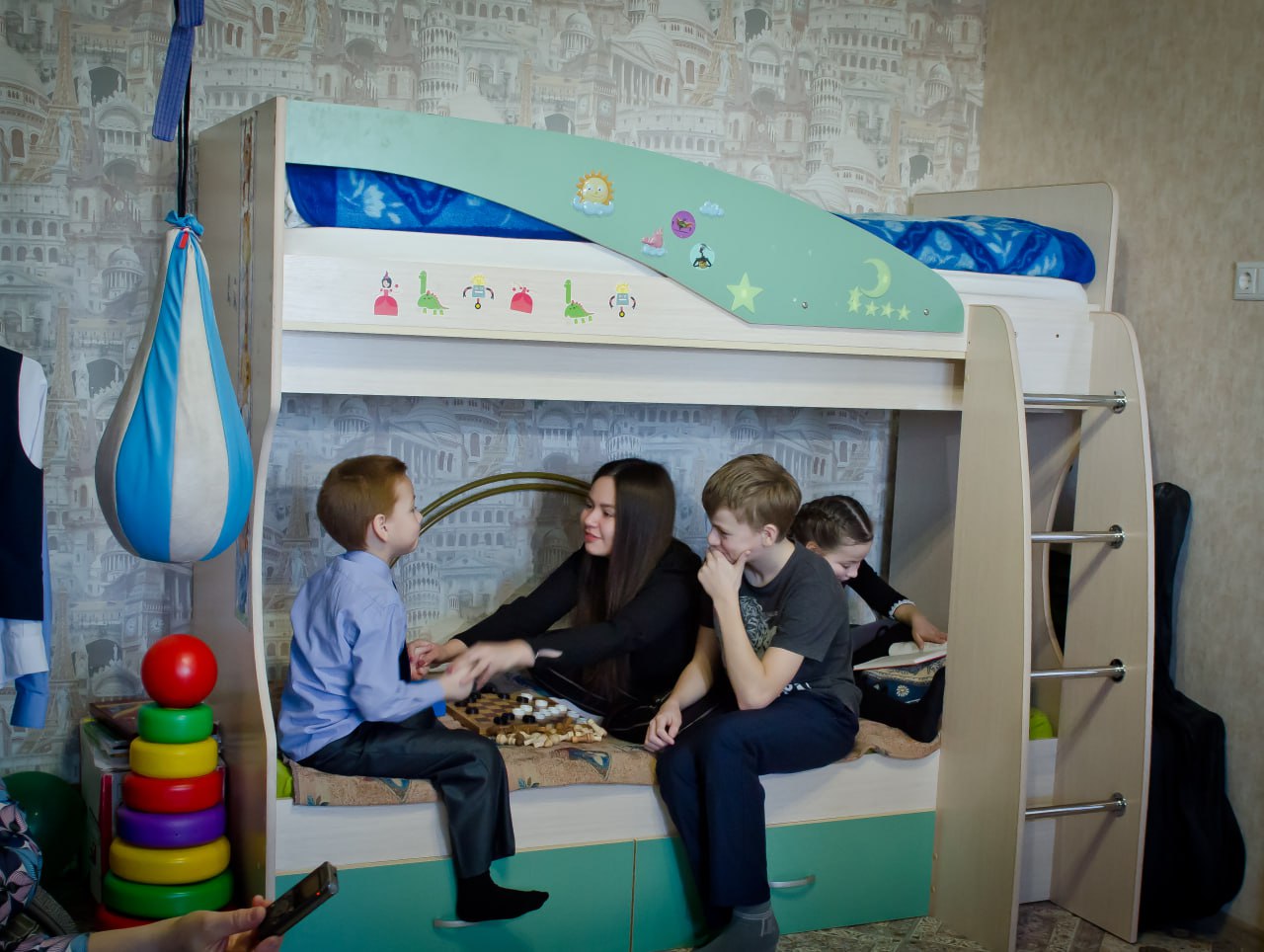 Девять и более детей воспитывают четыре семьи в Челябинске За четыре года количество многодетных семей в Челябинске выросло на 16 достигнув отметки в 13 тысяч Из них 130 родителей воспитывают по шесть детей 18 по семь а еще 11 по восемь Но уникальным опытом могут похвастаться лишь четыре семьи они растят девять и более детей Каждая из многодетных семей имеет право на различные меры поддержки Среди них выплата на покупку одежды к школе маткапитал и пособие на оплату ЖКУ Также родителям доступна компенсация за проезд школьников в общественном транспорте Вместе с этим многодетные могут получить земельный участок если его еще нет Многодетная семья имеет право на получение социальной выплаты взамен земельного участка Размер этой выплаты составляет 312 000 рублей рассказала зампредседателя городского Комитета социальной политики Наталья Хмелева Со следующего года эту выплату проиндексируют на 4