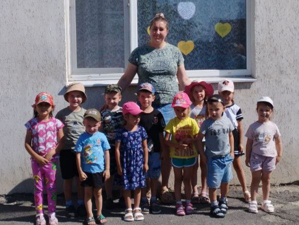 В Тавричанском детском саду "Ромашка" прошли мероприятия, посвящённые празднику День семьи, любви и верности Воспитатель познакомила детей с историей возникновения этого праздника, провели беседы: «Что я знаю о маме и папе», «Моя дружная семья», «Ромашка – символ семьи, любви и верности». В детском саду прошло тематическое развлечение «День семьи, любви и верности», где дети танцевали, слушали песни о семье, играли, рисовали. "Развлечение получилось яркое, доброе и радостное, и оставило у детей массу положительных эмоций. А в душах наших воспитанников осталась самая важная мысль, что счастье заключается в дружной, надёжной и крепкой Семье! Желаем всем семьям нашего детского сада счастья, здоровья и благополучия! Пусть ваши дома всегда будут наполнены радостью, смехом и любовью! С праздником!", - делится заведующая садиком Виктория Кузнецова. Сайт Администрации Каховского МО VK ОК