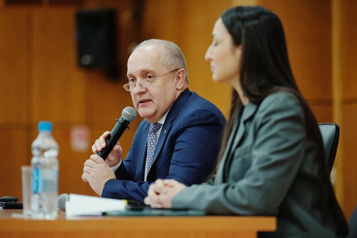 На международной научно практической конференции обсудили развитие главной детско молодёжной организации страны Движения Первых Движение состоялось сегодня у него отделения почти в каждой школе колледже и вузе тысячи проектов и миллионы участников Теперь важный вопрос что дальше С ростом полномочий и влияния Движение неизбежно будет обрастать программными инструментами решения важнейших задач в сфере детства Рассказал о совместных направлениях работы по развитию наставничества проектной деятельности инициативного бюджетирования профилактики травли и многих других Договорились что участники конференции направят свои рекомендации по обновлению базового закона о Движении По итогам летнего Комитета готовим изменения в него чтобы сделать Движение Первых еще более эффективным и востребованным   Подписаться на канал Задать вопрос