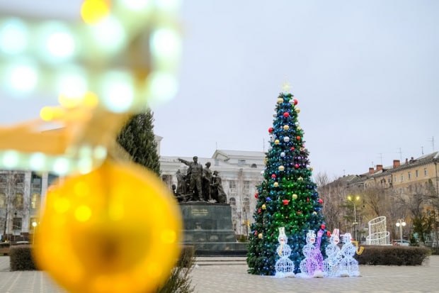Волгоградская область приняла свыше двух миллионов туристов в 2025 году По итогам прошлого года в регионе побывали порядка 2 1 млн туристов что на 10 превышает показатели 2024 года Специалисты связывают рост турпотока с развитием туристической инфраструктуры и маршрутизации а также с проведением в Волгоградской области масштабных событий федерального и международного уровня В 2025 году Волгоградская область стала площадкой для множества крупных мероприятий Пик туристического потока пришелся на весенний сезон когда регион посетили около 244 тыс гостей в связи с празднованием 80 летия Великой Победы В апреле в городе герое состоялся форум Великое наследие общее будущее который собрал делегации из 20 стран В нем приняли участие президенты двух стран Владимир Путин и Александр Лукашенко Летом регион принял участников и гостей Всероссийского дня поля арбузного фестиваля чемпионата по серфингу и других крупных событий Осенью гостей впечатлили молодежный фестиваль товарищеский матч между сборными России и Ирана фестиваль национальной кухни и ряд других событий