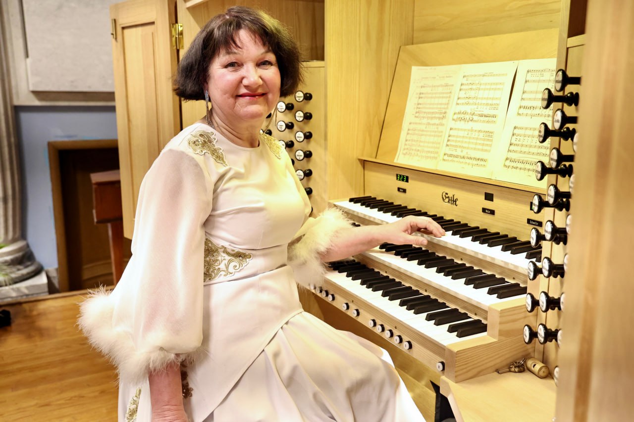Челябинская органистка Тимшина стала лауреатом всероссийской премии Солистка Челябинской филармонии Лариса Тимшина стала лауреатом всероссийской премии Органист года 2025 На торжественной церемонии в Калининграде ее признали лучшей в номинации За самую оригинальную и концептуальную программу В соцсетях Лариса Тимшина призналась что уже почти 25 лет не посещала этот город и исторический Кафедральный собор начала XIV века на острове Канта где в шестой раз состоялось торжество в рамках XVII Международного музыкального фестиваля Шедевры мировой классики Он признан главным органным местом в нашей стране и одним из центральных в Европе Премии удостоили восьми лауреатов В этом году к четырем основным номинациям Персона Дебют За вклад в профессию За самую оригинальную и концептуальную программу добавили четыре дополнительных Подписаться на vecherchel Голосовать за канал
