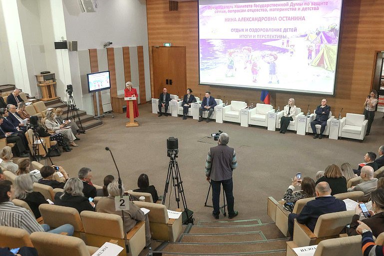 Сегодня председатель комитета Госдумы по защите семьи вопросам отцовства материнства и детства Нина Останина провела парламентские слушания о законодательном регулировании и перспективах развития сферы отдыха и оздоровления детей в Российской Федерации В режиме ВКС в мероприятии приняли участие председатель профильного комитета ЗСК Александр Джеус его первый зам Андрей Булдин и министр труда и социального развития края Сергей Гаркуша В рамках слушаний Нина Останина сообщила что в 2025 году в России работали 40198 организаций отдыха детей и их оздоровления в которых отдохнули почти 5 7 миллиона детей в том числе 71 тысяча детей инвалидов По ее словам в этом году функционировало на 404 детских лагеря больше чем годом ранее Открылись 8 новых стационарных лагерей 64 лагеря с дневным пребыванием 342 детских лагеря труда а также 60 палаточных При этом достигнуть планки в 6 миллионов отдохнувших ребят не удалось их количество в этом году уменьшилось на 30 тысяч по сравнению с годом ранее констатировала председатель комитета Нина Останина добавила что остаются неисполненными ряд важных поручений необходимо прийти к тому чтобы возвращать родителям часть денег на детские путевки субсидировать расходы на электроэнергию а также подключать лагеря к сетям газораспределения по программе догазификации Что касается Краснодарского края то по данным регионального министерства труда и социального развития с начала текущего года на Кубани в детских лагерях различного типа отдохнули и поправили здоровье 425 тыс детей из них 258 тысяч из Краснодарского края Принимали ребят 1604 организации всех типов 89 стационарных 995 пришкольных лагерей с дневным пребыванием 457 трудовых и 63 палаточных лагеря Кроме того стационарные лагеря Анапы в летний период приняли 9 тыс детей из Белгородской области Всего на мероприятия по подготовке и проведению оздоровительной кампании предусмотрено порядка 4 млрд руб из краевого и муниципальных бюджетов По словам депутатов сфера детского отдыха и оздоровления является одной из приоритетных учитывая ее социальную значимость и вклад в оздоровление подрастающего поколения и находится под пристальным вниманием Законодательного Собрания и администрации края
