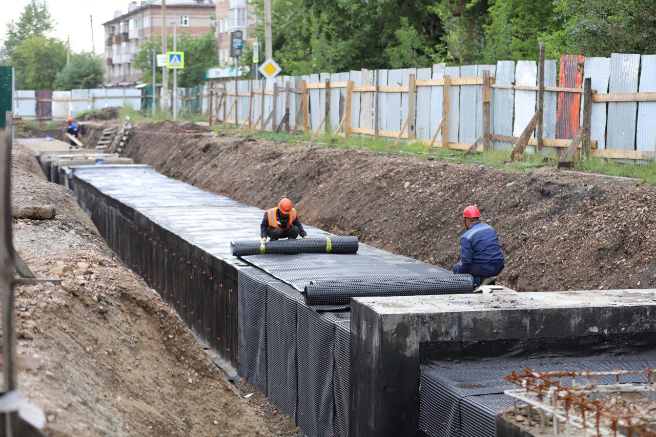 ‍ Строительство теплового луча идет по графику в иркутском предместье Рабочее.  Уже завершается монтаж системы, впереди гидравлические испытания, сообщил губернатор Игорь Кобзев. Накануне с мэром Русланом Болотовым оценили ситуацию на месте.    Закончить с лучом планируется к 1 ноября 2025 года. Дома и соцобъекты начнут подключать уже в этом отопительном периоде. Губернатор поручил привести в порядок участки, где шли работы.  — Именно так и должны заканчиваться масштабные стройки: отремонтированными дорогами и тротуарами, восстановленным озеленением,  — сказал он.  Немного цифр:  >4,5 км тепловых сетей проложено; 7 тепловых пунктов построено; 2 перекачивающие насосные станции возведено; >1 000 000 кв. метров современного жилья теперь можно будет построить.   «Верблюд в огне»