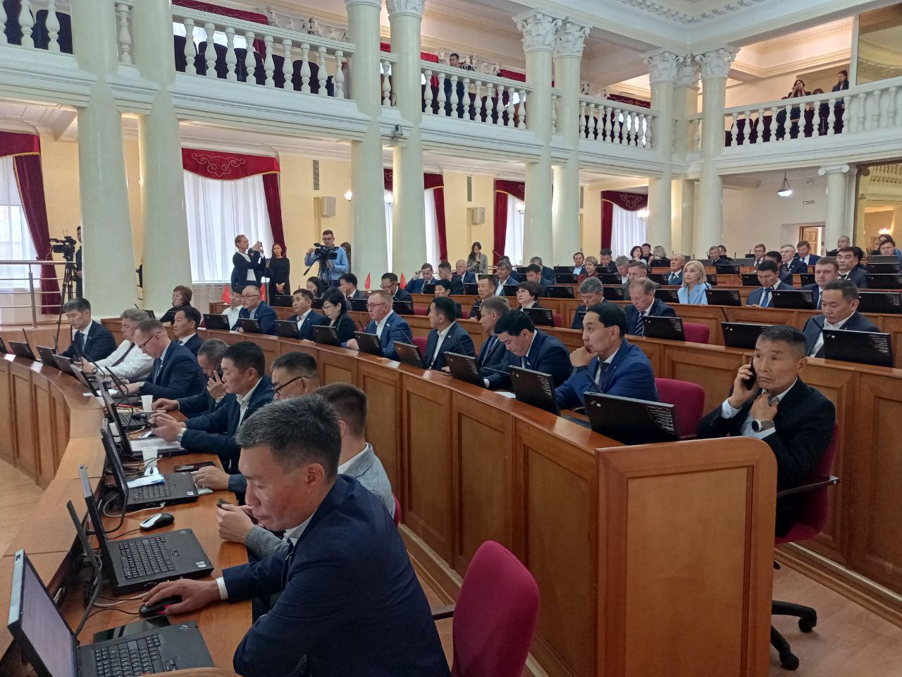 В Бурятии бакланов будут мочить в сортире На сегодняшней сессии Хурала Бурятии сразу несколько депутатов в очередной раз подняли тему уничтожения бакланов По словам народных избранников люди обращаются с требованием разрешить борьбу с пернатыми уничтожителями рыбы Так по словам депутата Вадима Бредния есть только два эффективных способа борьбы с вредителем разорение гнезд и отстрел Бурятия Подробности в Номер один Сообщить нам свою новость можно по кнопке Письмо в редакцию