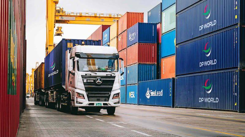 Сирия подписала соглашение на $800 млн с DP World по укреплению портовой инфраструктуры 13 июля 2025 года сирийское правительство и компания DP World заключили соглашение на $800 млн для модернизации портовой инфраструктуры страны, сообщил министр транспорта Сирии. Проект включает реконструкцию основных морских портов, расширение контейнерных терминалов и обновление логистических мощностей, что направлено на оживление импорта и экспорта после экономического спада. Соглашение предусматривает строительство новых складских и розвантажно‑погрузочных мощностей, обновление судоподъёмного оборудования и улучшение доступа к транспортным сетям. Благодаря этому ожидается сокращение логистических расходов, ускорение оборота грузов и создание рабочих мест для местного населения. DP World планирует также внедрить цифровые решения для отслеживания посылок и автоматизации процессов. Представители компании отметили, что проект станет ключевым шагом в восстановлении торговых связей Сирии, его реализация начнётся в ближайшие месяцы после окончательного согласования с властями.