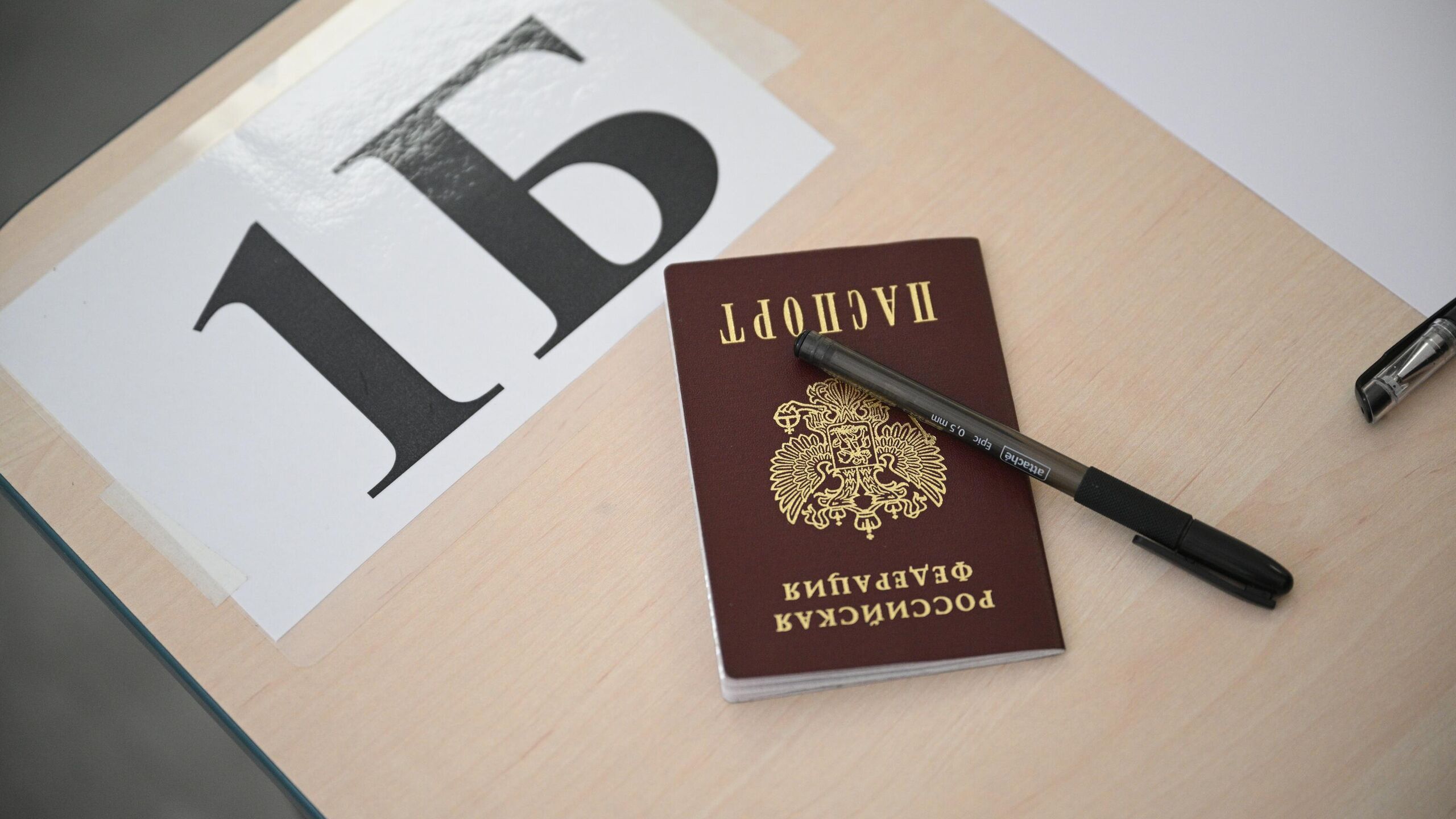 Минобрнауки РФ включило ЕГЭ по истории для поступления на социально гуманитарные направления начиная с 1 марта 2026 года выяснило РИА Новости изучив соответствующий документ министерства Речь идет о таких направлениях подготовки как Социология Юриспруденция Конфликтология Публичная политика и социальные науки Реклама и связи с общественностью Сервис и ряд других В ходе следующей приемной кампании 2026 27 учебного года университеты смогут выбирать какое вступительное испытание на эти специальности установить ЕГЭ по обществознанию или ЕГЭ по истории Одно в рамках приемной кампании 2027 2028 учебного года ЕГЭ по истории будет закреплен в перечне вступительных испытаний применительно к данным направлениям подготовки уже в качестве обязательного По законодательству университеты должны определиться с выбором вступительных испытаний до 20 января 2026 года