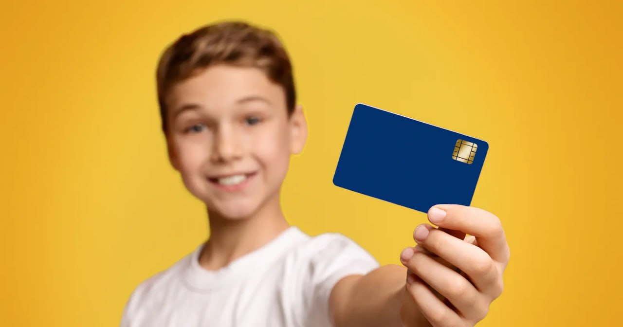 В Узбекистане детям с 14 лет разрешили самостоятельно открывать банковские карты В Узбекистане внесены изменения в порядок открытия банковских карт для несовершеннолетних Теперь подростки с 14 лет смогут самостоятельно оформлять банковские карты без письменного согласия родителей или опекунов Соответствующее постановление было одобрено Центробанком страны Ранее банковские карты можно было оформить только с согласия одного из родителей или законного представителя до наступления совершеннолетия Теперь этот порядок сохранён только для детей младше 14 лет ExoUzbekistana