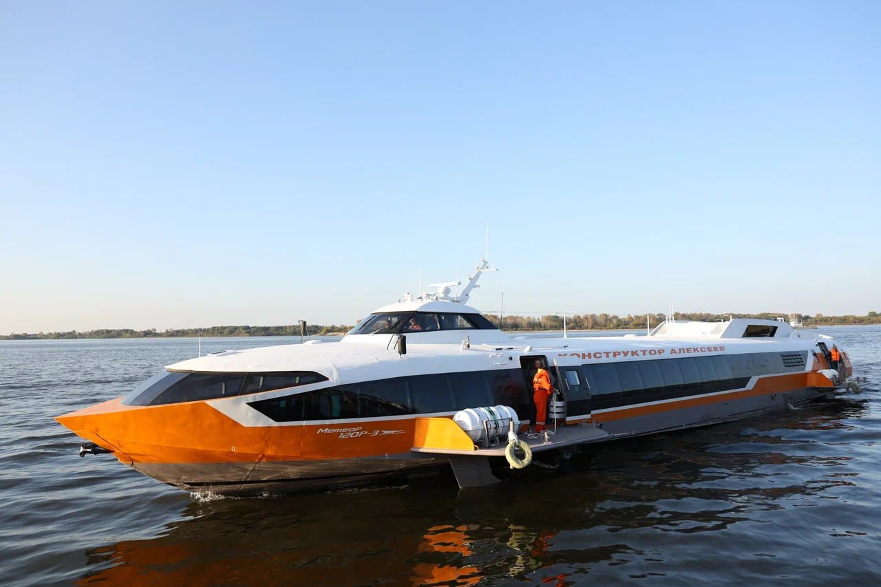 На подводных крыльях туризма С 27 мая судно на подводных крыльях «Метеор» будет доставлять туристов из Нижнего Новгорода в Ярославль. Об этом сообщили в судоходной компании «Водолёт». На маршруте запланированы остановки в Чкаловске, Юрьевце, Кинешме и Костроме. Общее время в пути от Нижнего Новгорода до Ярославля, с учетом прохождения шлюза и всех остановок, составляет 9 часов 10 минут. Также компания «Водолёт» открыла продажи «В усадьбу Шереметевых» из Нижнего Новгорода в Юрино . Туда можно будет отправиться уже в июне. Время в пути в одну сторону – 3 часа 15 минут, общее время стоянки - 4 часа. Что в программе встреча гостей на причале хлебом-солью экскурсия в Главный дом Шереметевского замка прогулка по территории усадьбы посещение храма Архангела Михаила ℹ Нижегородская область входит в туристическую макротерриторию «Большая Волга», объединяющую 13 субъектов России. Речные маршруты — одно из приоритетных направлений регионального туризма. За 5 лет количество маршрутов нижегородского «крылатого» флота увеличилось в 20 раз, а пассажиропоток — более чем в 30 раз. Ещё 5 лет назад из Нижнего ходили только 2 маршрута — сегодня их уже 40. Возрождение производства судов на подводных крыльях после 12-летнего перерыва произошло в 2019 году. С тех пор в регионе построили уже 19 единиц СПК «Валдай 45Р» и 4 единицы СПК «Метеора 120Р». Данные суда уже зарекомендовали себя на маршрутах в 6 регионах страны.