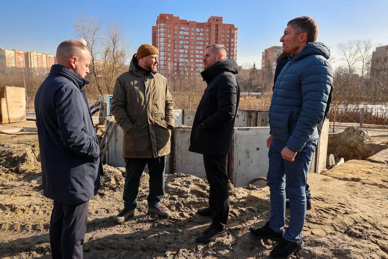 В Мытищах продолжается обновление коллектора вдоль реки Яузы   В городском округе Мытищи продолжается модернизация систем водоснабжения и водоотведения. Проводится работа по строительству нового коллектора вдоль Яузы со стороны Новомытищинского проспекта. Эти меры позволят полностью исключить попадание неочищенных сточных вод в реку и уменьшить объем внешних стоков.   Специальная комиссия администрации округа проверила ход подготовительных работ на участке между домами № 43 корп. 5 до дома № 47А на Новомытищинском проспекте.   «В предыдущие годы мы ремонтировали разные участки этого коллектора, проводили замену оборудования, – рассказал заместитель главы г.о. Мытищи Иван Яськив. – Здесь достаточно сложный грунт, близость реки. Сегодня в рамках концессионного соглашения продолжаем работу по обновлению инженерных сетей, которые обеспечивают большую часть города отводом канализационных стоков. Находимся на стартовом котловане, все материалы завезены, через неделю начнутся основные работы, которые будут выполнены до конца года. Специалисты администрации и ООО «Водопроводно-канализационные системы» контролируют весь процесс».  #мытищи_новости