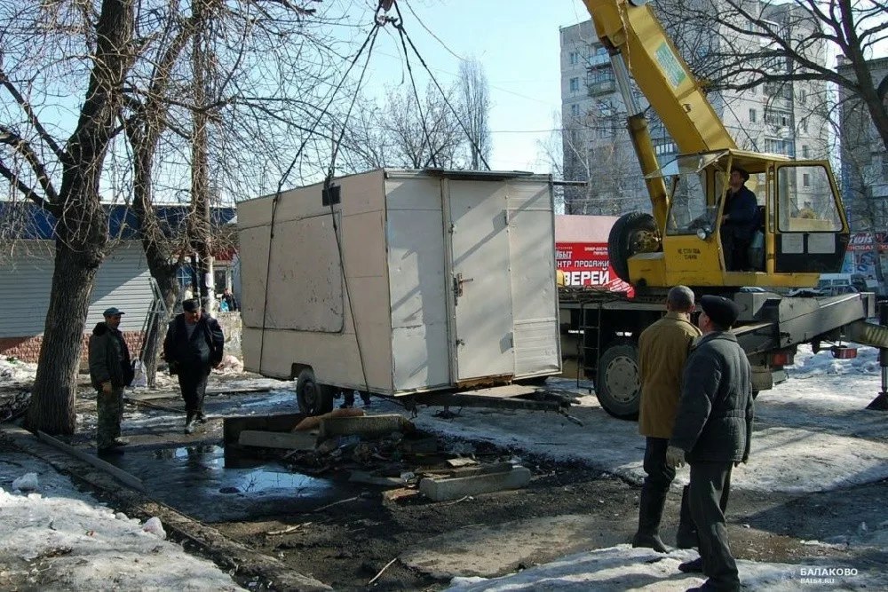 Владельцам нелегальных киосков придется демонтировать свои ларьки всего за сутки. Для передвижных точек времени еще меньше – всего три часа.  Раньше бизнесмены могли спокойно за пять дней перетащить свои торговые точки с места на место. Но власти решили ужесточить правила, чтобы предприниматели не успевали играть в "перемещение киосков". Предложение о новых сроках прошло первый этап одобрения на комиссии по экономическому развитию. Осталось только получить зеленый свет от городской думы, сообщает канал "Екатеринбург. Главное".