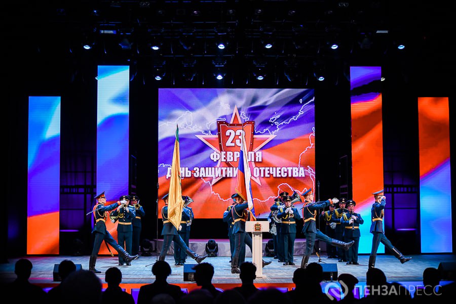 В Пензенской области утверждено распоряжение о праздновании Дня защитника Отечества Оно пройдет с 20 по 23 февраля в целях укрепления национального самосознания приумножения воинских и культурных традиций сохранения памяти о героических подвигах российских граждан повышения престижа военной службы в рядах Российской армии В частности 20 февраля в киноконцертном зале Пенза состоится торжественное собрание посвященное Дню защитника Отечества 23 февраля мэрии Пензы рекомендовано провести церемонию возложения венков и цветов к Монументу воинской и трудовой Славы на площади Победы а также к воинским памятникам и захоронениям на территории областного центра Аналогичные церемонии пройдут во всех муниципалитетах региона Подробнее о праздновании здесь penzapress Подписывайтесь на MAX канал Пенза Пресс