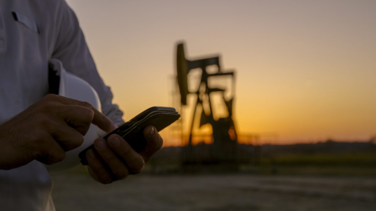 Barclays ждет более низкой цены на нефть Один из крупнейших финансовых конгломератов Barclays пересмотрел свой прогноз цены на нефть марки Brent, снизив его на $4 до $66 за баррель в 2025 году и на $2 до $60 за баррель в 2026 году, говорится в сообщении банка. Заявление сделано на фоне решения ОПЕК+ по ускорению добычи нефти, а также продолжения торговых войн, развязанных президентом США Дональдом Трампом. "События, связанные с тарифами, безусловно, стали обузой, но поворот ОПЕК+ также стал значительным фактором снижения цен на нефть в последнее время", – сообщили в Barclays. 3 мая восемь стран ОПЕК+, которые добровольно сокращают добычу нефти, договорились увеличить в июне производство месяц к месяцу на 411 тыс. б/с. Согласно новому графику Россия в июне нарастит производство до 9,161 млн б/с, Саудовская Аравия — до 9,367 млн б/с. Цены на нефть упали на фоне решения ОПЕК+ о наращивании добычи, сегодня они опускались ниже $59 за баррель. Barclays ожидает, что ОПЕК+ отменит дополнительные добровольные сокращения к октябрю 2025 года. Банк также пересмотрел свой прогноз добычи в США в сторону снижения – на 290 тысяч баррелей в сутки в 2025 году и 110 тыс. б/с в 2026 году.