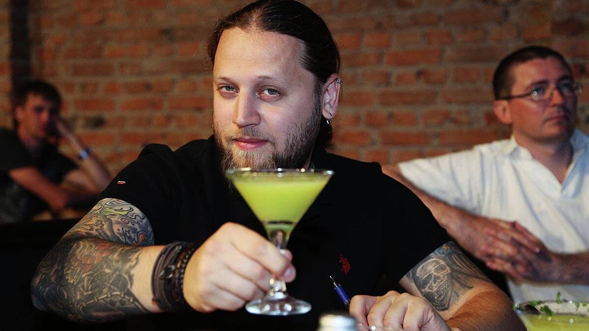 Отказывать алкомаркетам в аренде в новых домах начали застройщики Один из хабаровских застройщиков объявил что в своих новых домах отказывается от размещения алкомаркетов и табачных магазинов Сдавать в аренду коммерческие площади девелопер будет только тем арендаторам которые по его мнению способствуют комфортной жизни а не разрушают ее Мнения хабаровчан по поводу такого решения разделились Прочитать статью полностью А как вы относитесь к решению запретить в новостройках алкомаркеты и табачные магазины А чего по вашему мнению в свежих домах наоборот не хватает из коммерции Пишите свое мнение в комментариях Подписаться на DVHAB Написать в DVHAB