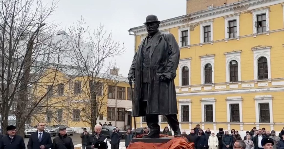 У музея МВД у «Менделеевской» открыли памятник криминалисту Аркадию Кошко  Разговоры об установке в Москве памятника легендарному «королю российского сыска» Аркадию Кошко ведутся уже почти 10 лет. Многие вообще не считали, что Кошко, благодаря которому московская сыскная полиция в 1913 году заняла первое место по раскрываемости преступлений в Европе, заслуживает монумента.  Но памятник наконец-то открыли. Автором выступил скульптор Владимир Иванов, а на торжественной церемонии среди прочих присутствовал правнук сыщика — французский журналист русского происхождения Дмитрий де Кошко, который специально для этого приехал в Москву.