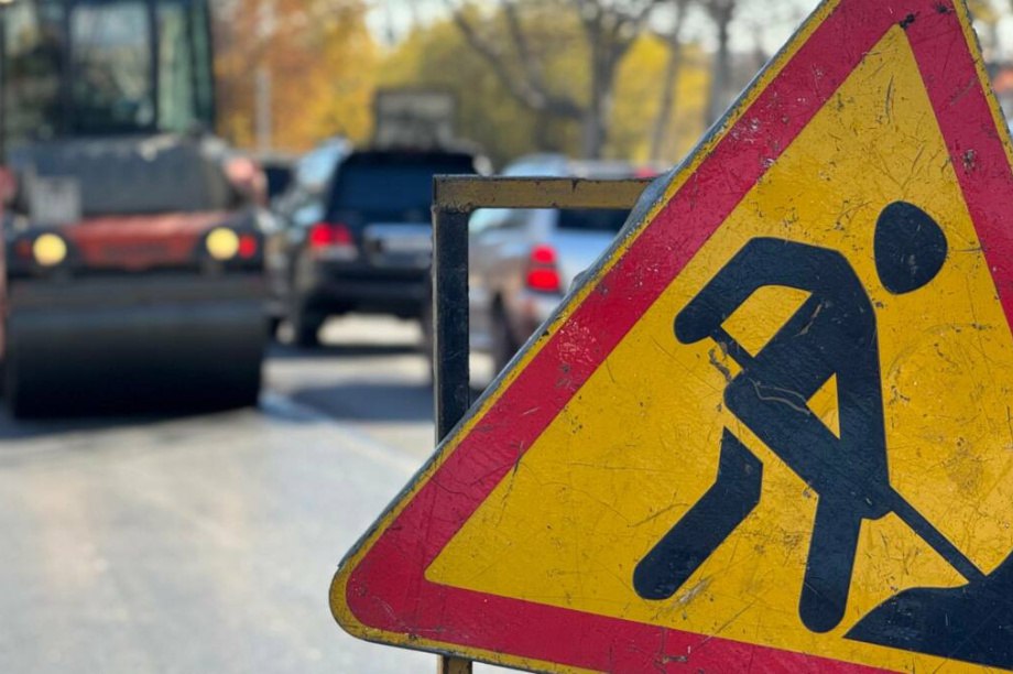 Завершение ремонта улицы Ленинской в Петропавловске Камчатском перенесено на весенне летний период 2026 года Дополнительные работы выявленные в ходе ремонта а также окончание строительного сезона и снижение температур не позволяют завершить все мероприятия в этом году Оставшийся объем работ по тротуарам финишному слою покрытия установке дорожных знаков и нанесению разметки будет выполнен в дорожно строительный период следующего года национальныйрейтинг инвестиционныйклимат