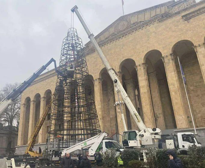 В главном месте протестов - на проспекте Руставели в центре Тбилиси стали устанавливать новогоднюю ёлку. Монтаж начался через 20-30 минут после окончания очередной ночной антиправительственной акции. По словам представителей мэрии, установка главной новогодней ёлки планировалась давно и последующие на этом месте протесты "могут лишить детей праздника".  Сайт / Телеграм / Инстаграм / YouTube