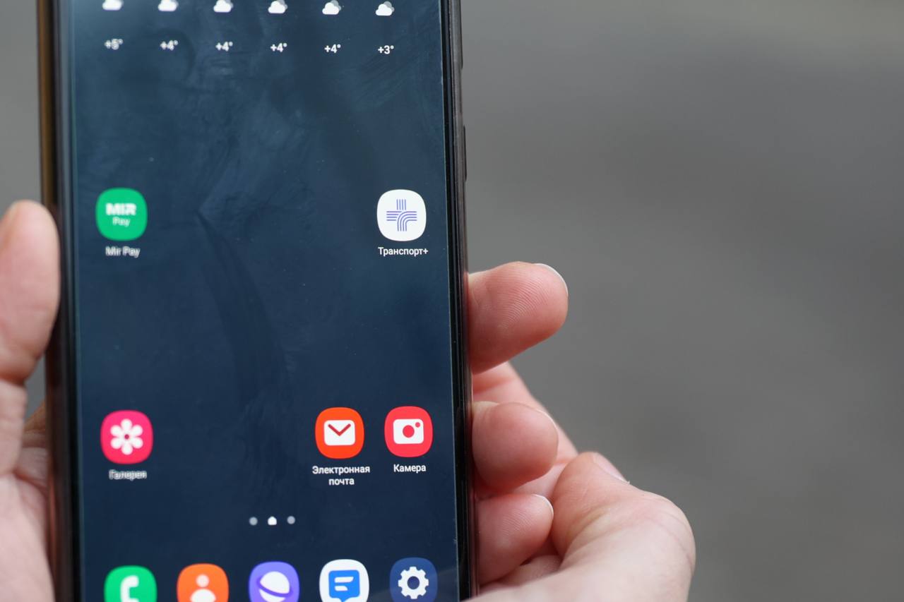 В Петербурге в 2026 году расширят оплату проезда в электричках по геолокации Северо Западная пригородная пассажирская компания расширит географию действия системы оплаты проезда по геолокации на всех направлениях электричек в границах Петербурга В городском комитете по транспорту сообщили что изменения произойдут в 2026 г Технологию намерены распространить на маршруты от Московского Финляндского и Балтийского вокзалов до границ Петербурга Оплата по геолокации реализована через мобильное приложение ПроТранспорт В 2026 г оплату по геолокации планируется внедрить и в мобильном приложении Подорожник для поездок в наземном городском транспорте В этом случае пассажирам не потребуется прикладывать телефон к стационарным валидаторам Также заявлено расширение возможностей приложения для покупки льготных проездных Telegram Начальник транспортного цеха Telegram Max