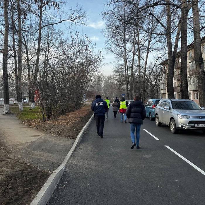 На отремонтированной по нацпроекту дороге в Шелехове выявили грубые нарушения ГОСТов. В Госавтоинспекции Иркутской области рассказали, что несмотря на все недостатки на трассе, ее ввели в эксплуатацию. На дороге обнаружено отсутствие и неправильное применение дорожных знаков, разметки, искусственных дорожных неровностей, пешеходных переходов, ливневок и других объектов. Ремонт проезжей части был проведен за счет средств федерального бюджета. Администрация Шелеховского городского поселения закрыла глаза на проблемные места. Приняты меры надзорного реагирования, проинформированы главы администрации и прокурор города Шелехов.