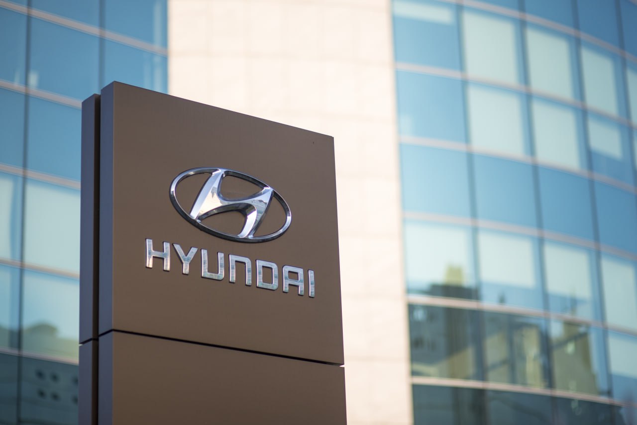 В США задержали 475 рабочих на стройке завода Hyundai Иммиграционные службы США провели крупнейший рейд в истории на стройке аккумуляторного завода Hyundai и LG Energy в Джорджии Задержаны 475 человек большинство граждане Южной Кореи Причина нарушения визового режима Строительство объекта стоимостью 4 3 млрд приостановлено Сеул выразил обеспокоенность напомнив о 150 млрд инвестиций в экономику США Hyundai и LG заявили что задержанные не их прямые сотрудники и пообещали сотрудничать с властями фото shutterstock kursivm kursiv news