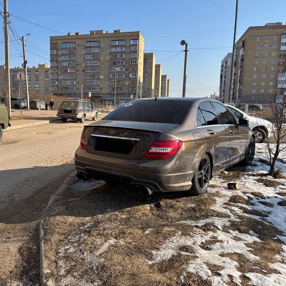 В трех районах Смоленска за месяц выявлено почти 500 нарушений правил благоустройства  Всего за месяц в Смоленске выявлено 473 нарушения правил благоустройства, и все они связаны с парковкой на зеленой зоне. Об этом сообщил глава города Александр Новиков.  «Это лишь часть от общего числа водителей, которые игнорируют правила и не заботятся о внешнем виде Смоленска. Нарушения влекут за собой административную ответственность: вынесено 189 постановлений на общую сумму 697 тысяч рублей. Проверки продолжаются в каждом районе города, информация о нарушителях фиксируется и направляется в «Госавтоинспекцию». Парковка на зеленой зоне – это то, на что я просил обратить пристальное внимание начальников территориальных управлений во время объездов и обходов города. Помимо этого, регулярно проходят встречи с жителями, чтобы в прямом диалоге найти пути решения проблем и ознакомиться с ними лично», – заявил мэр Смоленска.    Важное в Смоленске