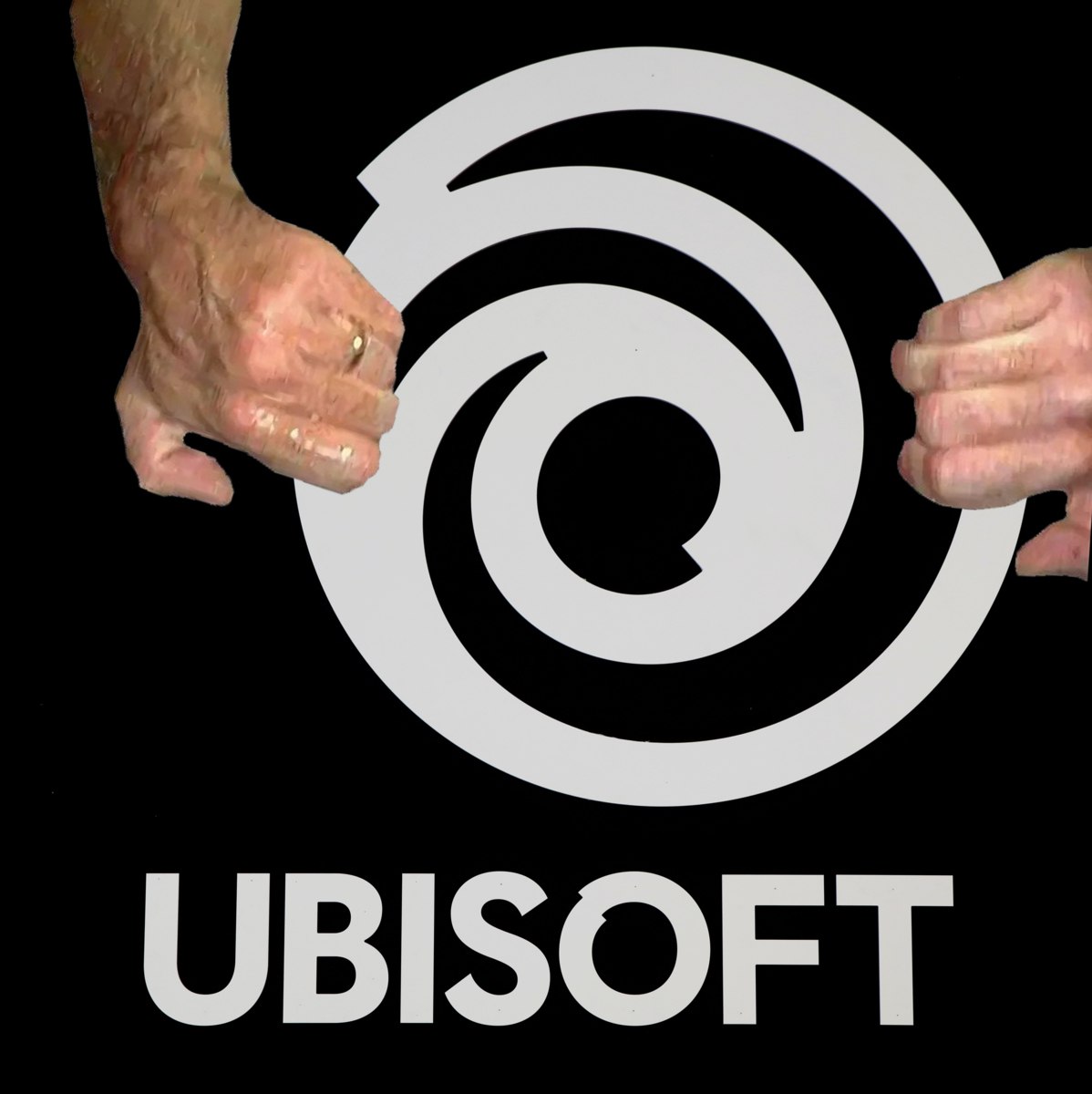 Во Франции идёт суд над менеджерами Ubisoft Paris, которые пердели в лицо сотрудникам. Вот, в чём ещё их обвиняют: — Сотрудниц называли «уродливыми» и «шлюхами», просили надевать юбки покороче и похудеть; — Включали порно на общих экранах; — Одну из сотрудниц руководитель заставил слушать «плейлист, который он слушает во время секса»; — Одну девушку заставляли стоять на руках в юбке; — Сотруднице-мусульманке ставили на рабочий стол заставку с изображением бутерброда с беконом, а во время Рамадана бросались в неё бутербродами со свининой; — Мужчинам тоже досталось: в офисе регулярно играли в догонялки, где хватали друг друга за пенисы А что ещё случилось?