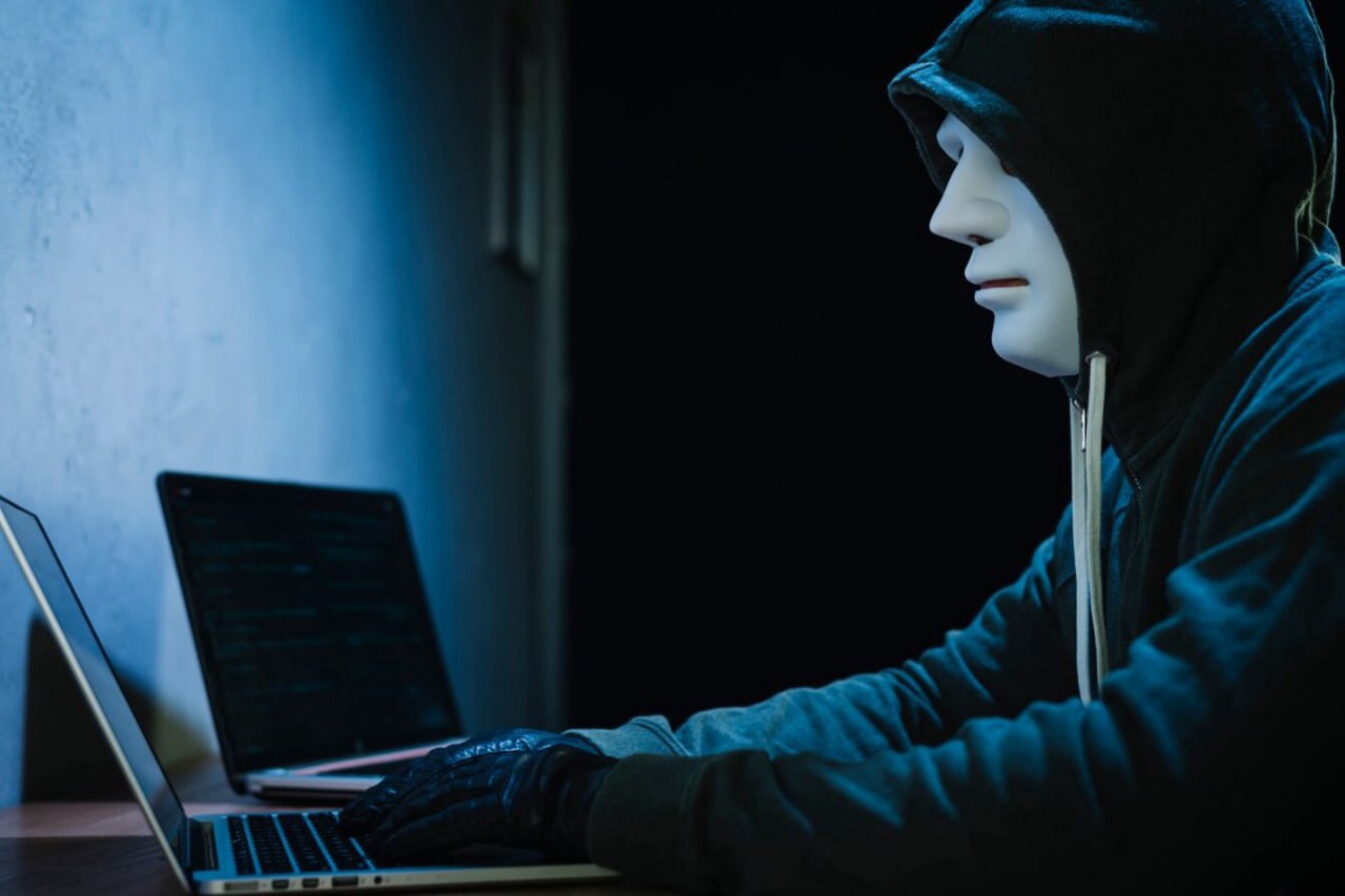 ИИ порнографией пугают россиян мошенники С помощью нейросетей аферисты создают откровенные изображения с жертвой а затем звонят ей представляясь коллекторами Об этом предупредила официальный представитель МВД России Ирина Волк Злоумышленники требуют от жертвы выполнить онлайн платеж В противном случае мошенники начинают запугивать человека распространением сгенерированной порнографии с его участием Подпишитесь на Абзац TG VK Дзен MAX Rutube