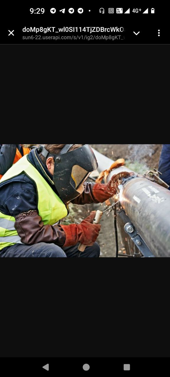 Помутнение воды на которое сейчас жалуются жители Архангельска связано с крупными работами по долгожданному переключению со старого водовода тысячника на новый более надежный кольцевой водовод диаметром 630 мм Во время настройки нового оборудования возможны кратковременные колебания давления и временное ухудшение цвета или прозрачности воды это естественный процесс при запуске магистралей и вскоре качество воды восстановится В городе завершен ремонт 15 задвижек для восстановления связей между районами и готовится к замене проблемного участка тысячника на пересечении проспекта Ломоносова и улицы Вологодской
