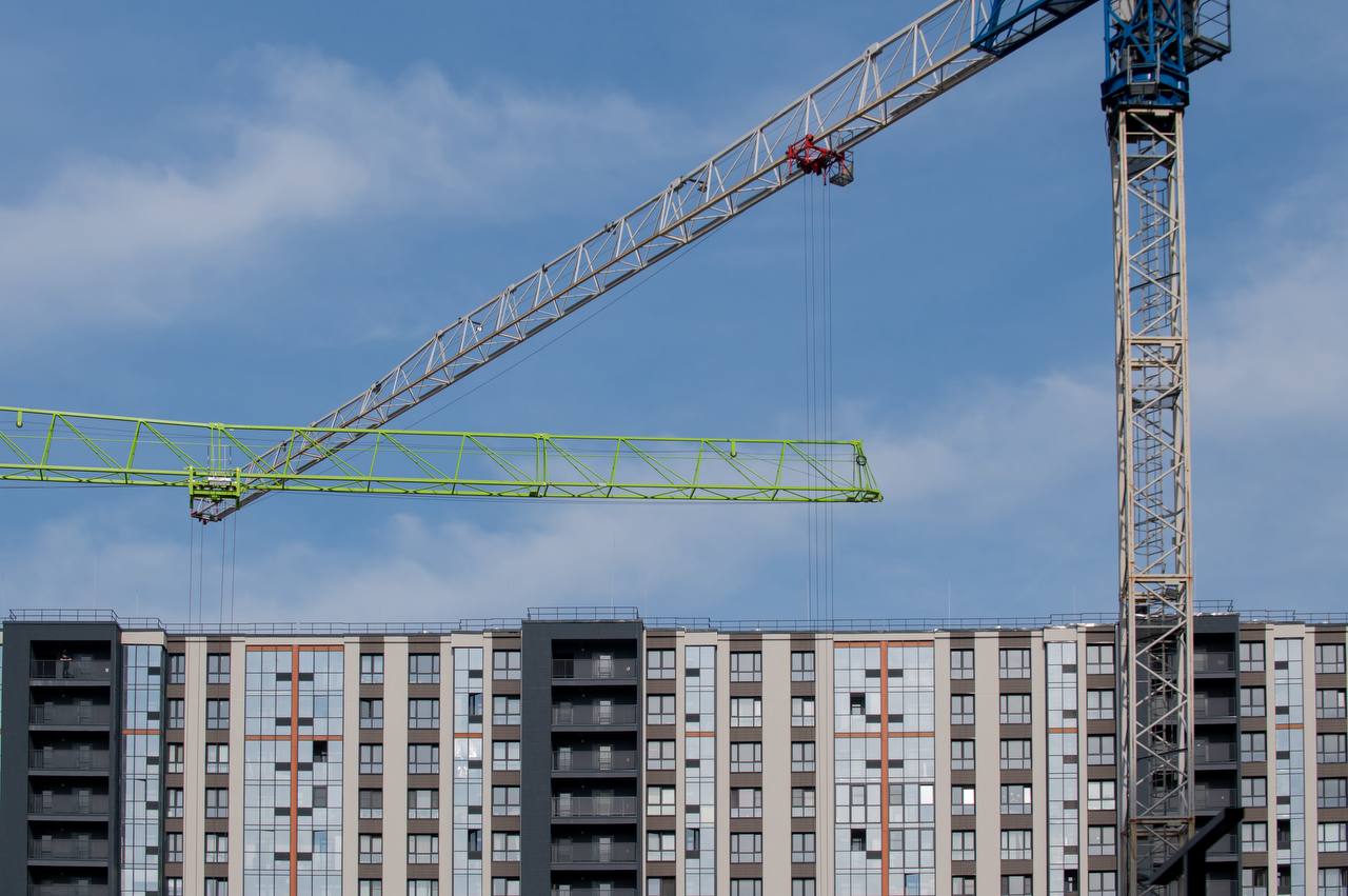 В Петербурге в ноябре новостройки подорожали на 1 3 В то же время в Ленобласти зафиксировали небольшое падение цен сообщил ТАСС со ссылкой на аналитиков федерального портала Мир квартир Цены на первичном рынке Северной столицы достигли 287 тыс рублей за м2 Это на 133 тыс больше чем средняя стоимость по России При этом Ленинградская область показала незначительное падение на 0 1 до 170 2 тыс рублей за м2 В целом по России новостройки за ноябрь подорожали в 49 городах в среднем на 1 2 до 154 2 тыс рублей за м2 Сильнее всего цены поднялись во Владикавказе 9 8 Симферополе 5 6 Краснодаре 3 7 Москве 3 5 до 452 тыс рублей за м2 Напротив подешевели новостройки в Томске 1 7 Махачкале 1 5 Астрахани 1 3 Сергей Ермохин ДП Подписаться на ДП в Telegram MAX