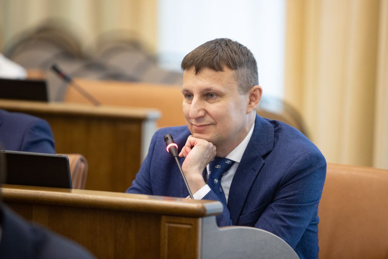 Александр Глисков официально перестал быть депутатом Заксобрания Красноярского края. Его лишили полномочий на сегодняшней сессии ЗС.
