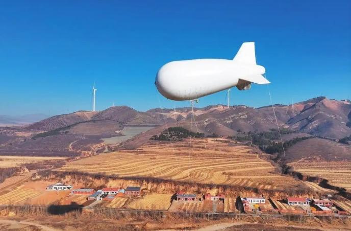 Первый в Китае электрический привязной дирижабль успешно совершил первый полет Объем аэростата 1818 куб м он стабильно парит на высоте около 200 м закрепленный к наземной лебедке Благодаря гелию дирижабль может находиться в воздухе до 24 часов передает Жэньминь жибао Разработанная местной компанией интеллектуальная платформа уже интегрирована с системой больших данных энергетического сектора Ляонина Она позволяет обследовать линии электропередач и контролировать состояние энергооборудования в радиусе до 20 км включая оценку обледенения Новый дирижабль станет важным инструментом для безопасного и эффективного мониторинга энергосетей MAX ВК ДЗЕН Поделиться бустом