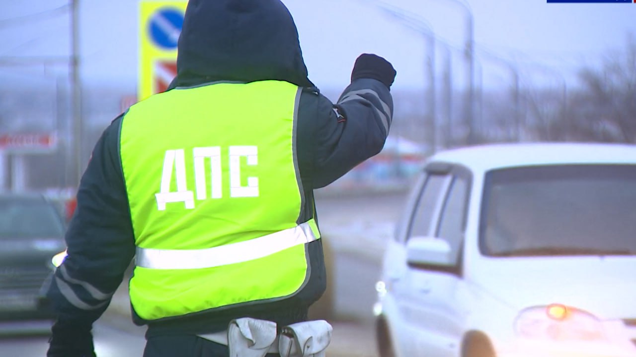 В Волжском ищут сбившего пешехода водителя Как сообщает региональный Главк МВД водитель на неустановленной машине после наезда на пешехода поспешил скрыться с места ДТП Авария произошла накануне в 22 30 напротив дома 7 по улице Космонавтов В результате потерпевшего доставили в больницу Подписаться Перейти на сайт MAX