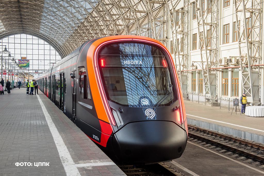 До 2030 года из Москвы в Калугу запустят комфортные поезда Об этом сообщили РИА Новости со ссылкой на пресс службу мэра и правительства Москвы Причем наш регион в первой очереди на запуск дополнительных комфортных составов   Недавно мы рассказывали о том что МЦД планирует обновить поезда на Центральном транспортном узле В программу включена закупка около 100 новых составов Один из новых поездов уже испытали Иволга 4 0 курсировала между Москвой и Калугой в тестовом режиме Подписывайтесь на наш канал в Максе